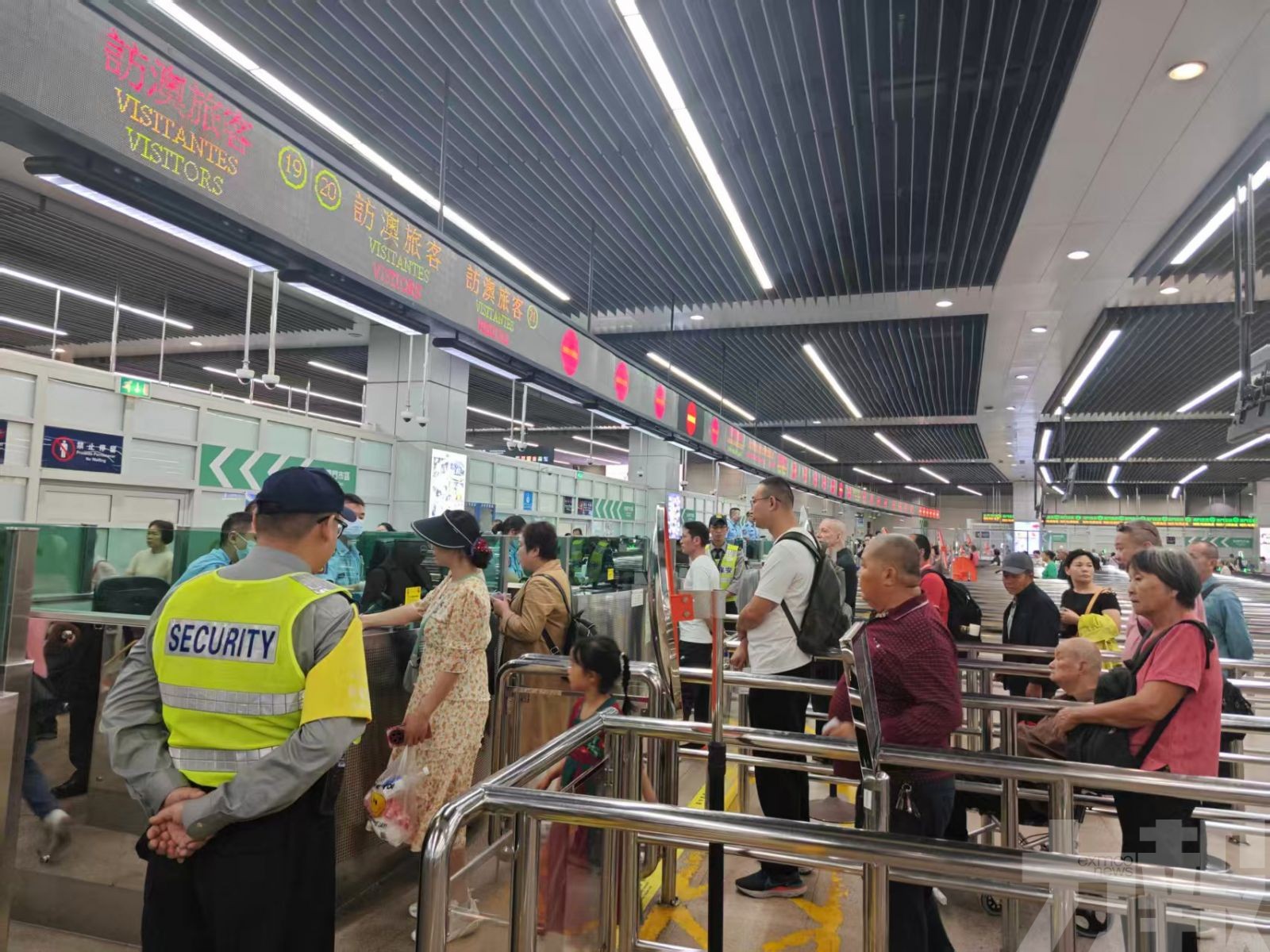 治安警料日均逾72萬人次出入境