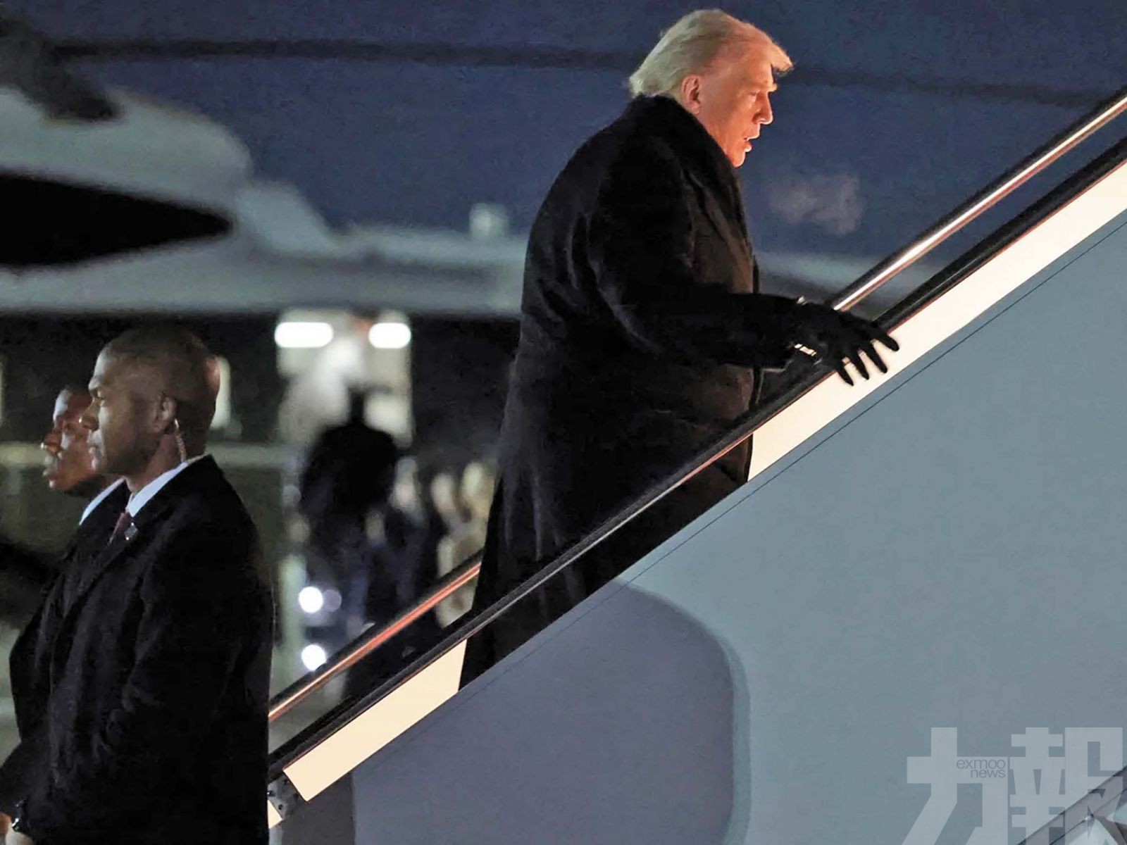 核足球、裝甲車與空中指揮系統全出動
