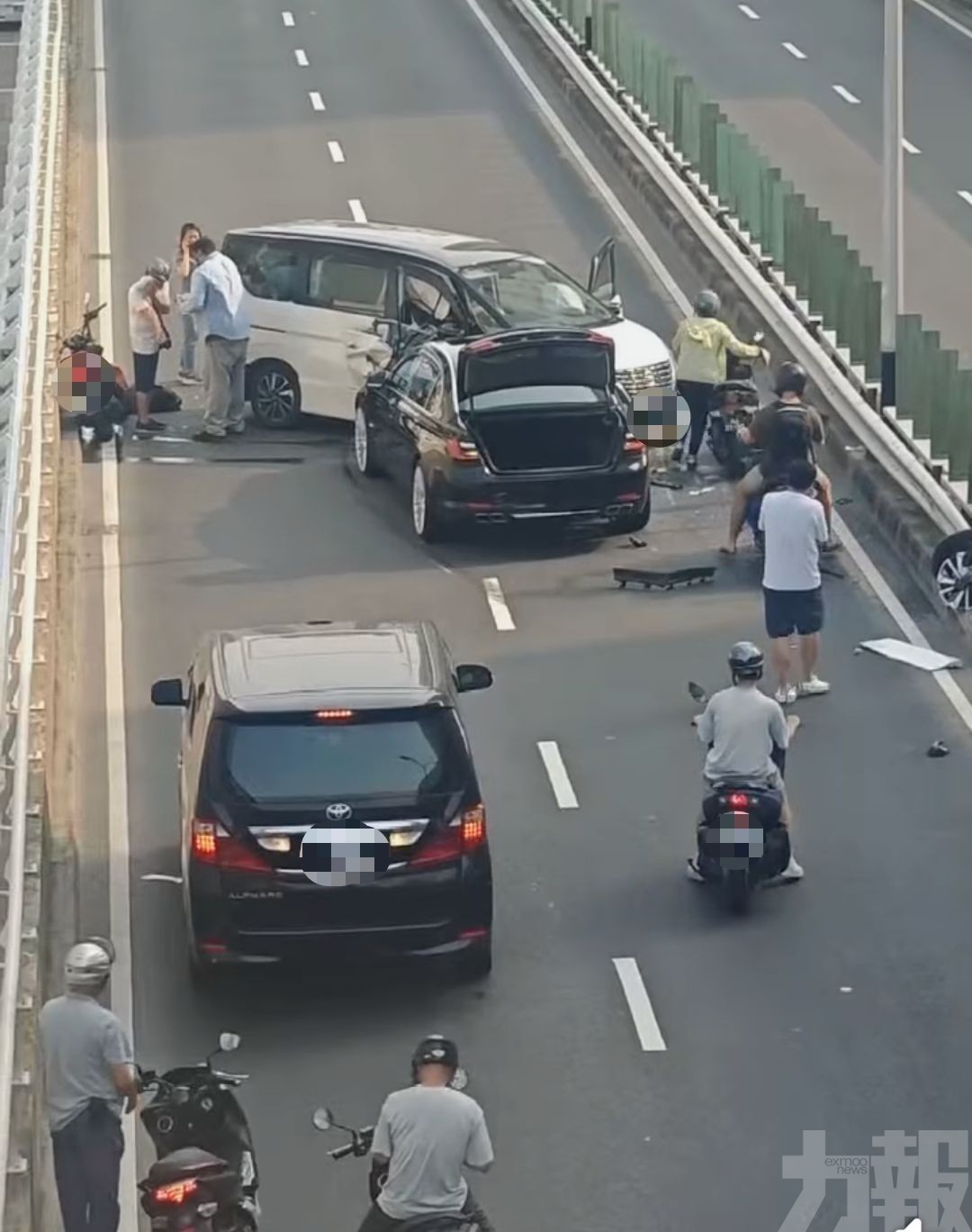 何賢紳士大馬路行車天橋發生嚴重交通事故
