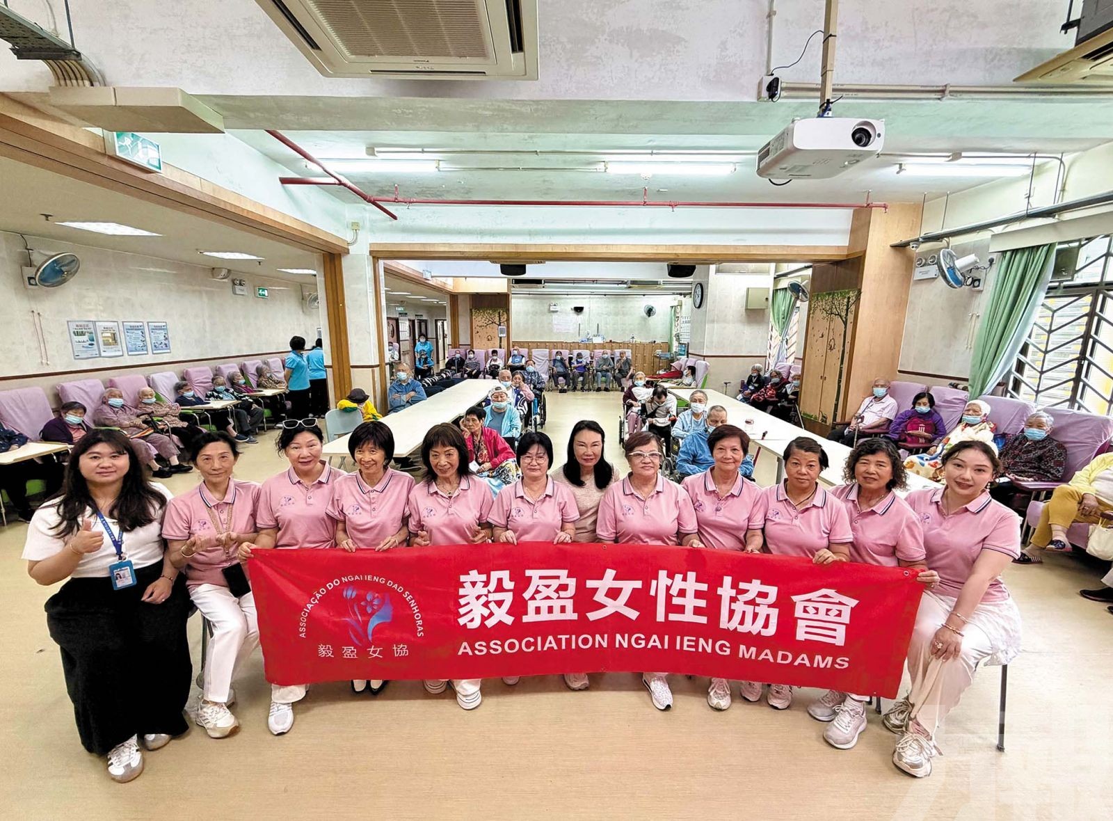 毅盈女協訪頤駿中心預祝雙節
