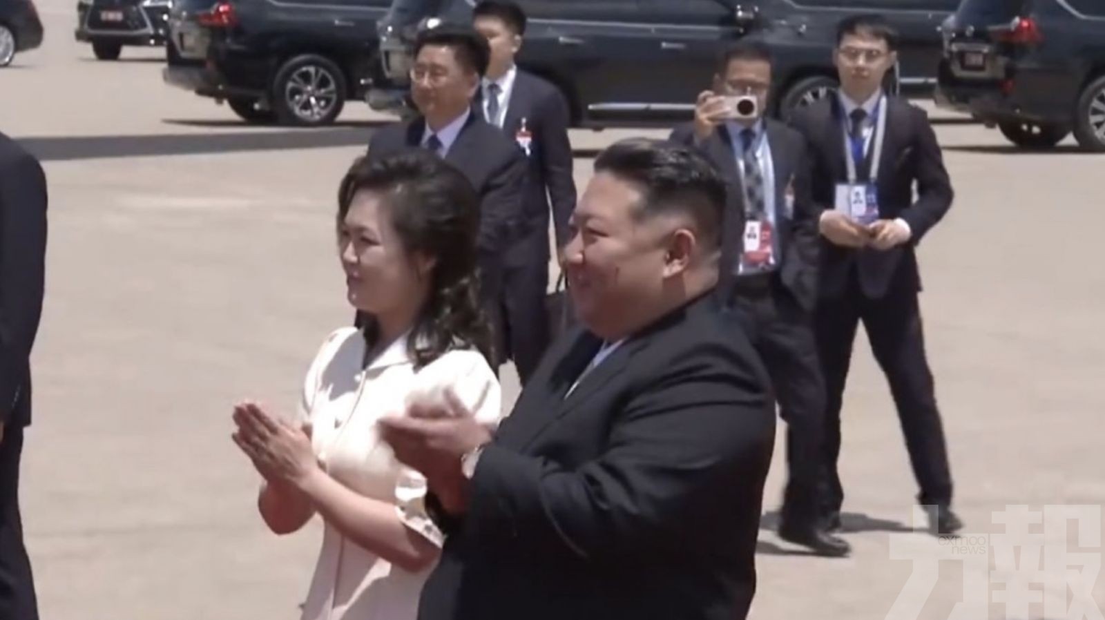 金正恩夫婦親赴機場迎接