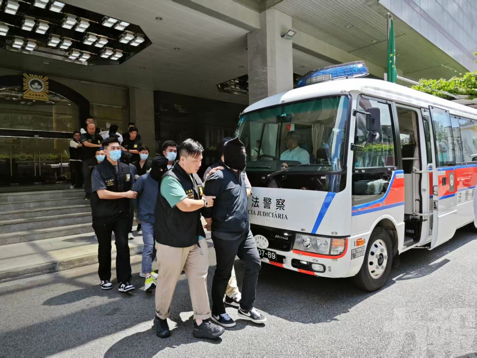 司警刑事偵查員工作時被毆打搶劫