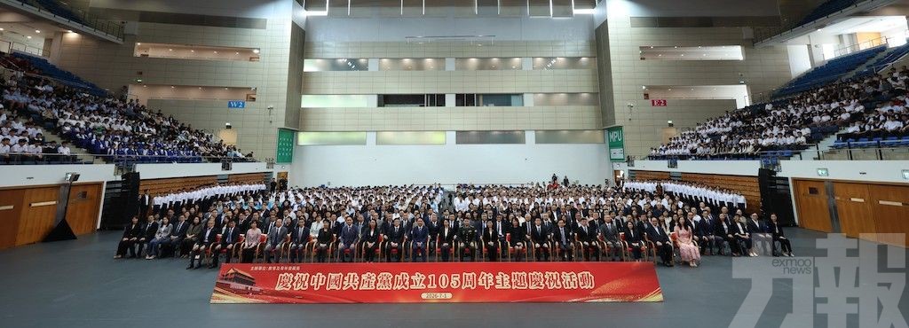 特區政府組織學生及各界青年代表觀看大會直播
