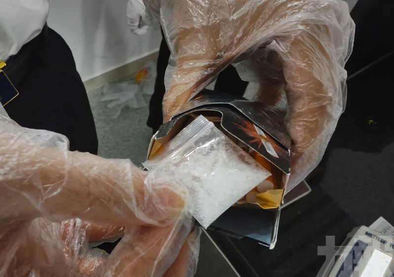 煙盒內搜出冰毒K粉混合物