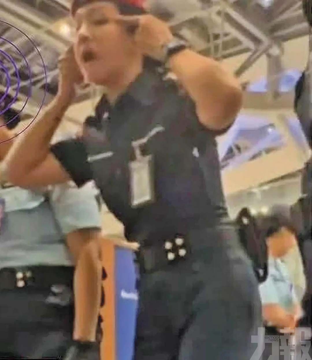 保安「拉眼角」引爆歧視爭議