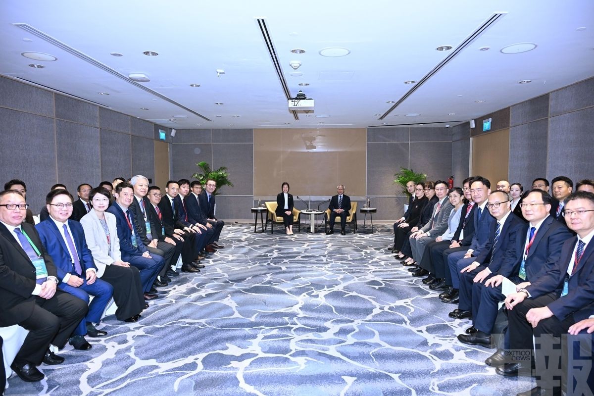 有片！行政長官岑浩輝與新加坡外交部兼貿工部政務部長顏曉芳一同會見隨團企業家代表