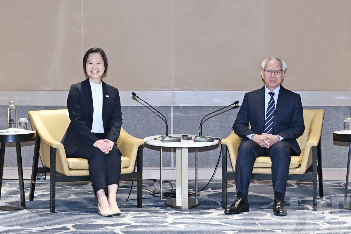 有片！行政長官岑浩輝與新加坡外交部兼貿工部政務部長顏曉芳一同會見隨團企業家代表