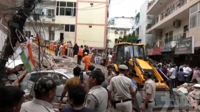 至少五死數十人被困
