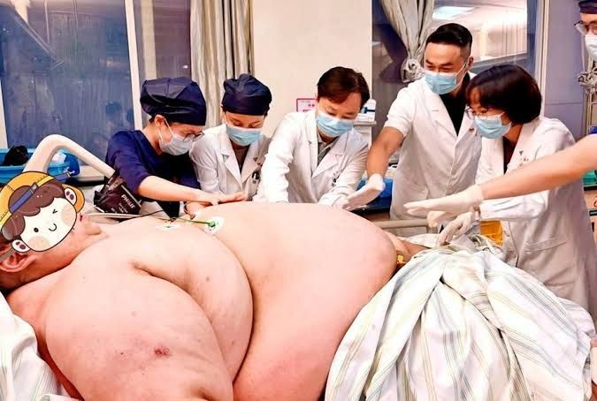 出動12名醫護合力抬上病床