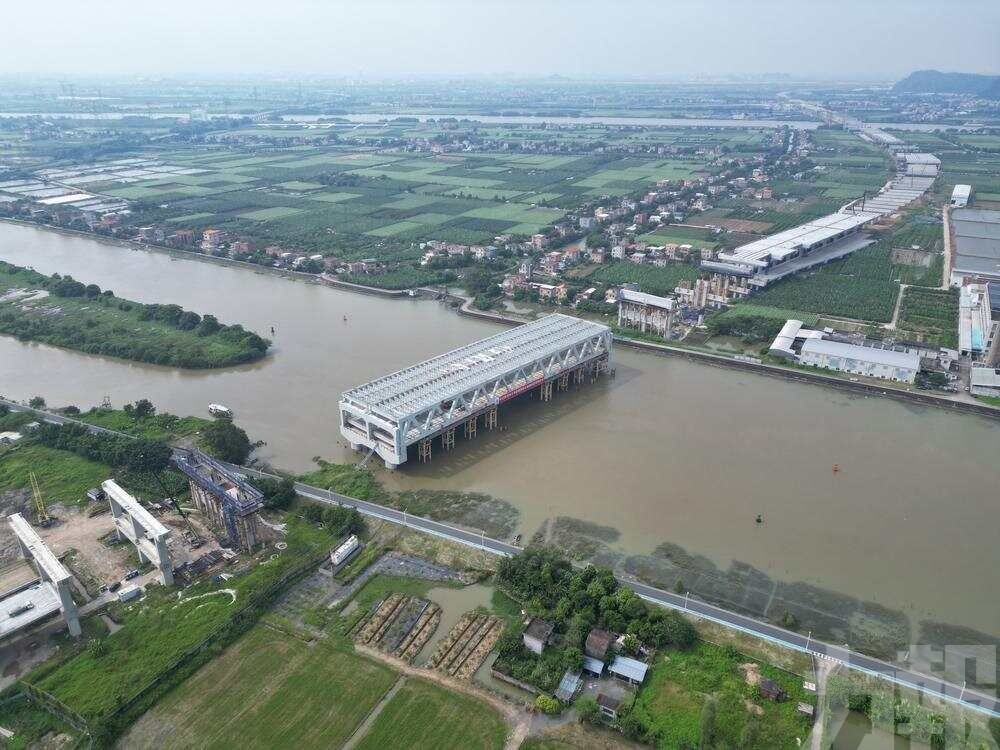 11塊巨型積木就位