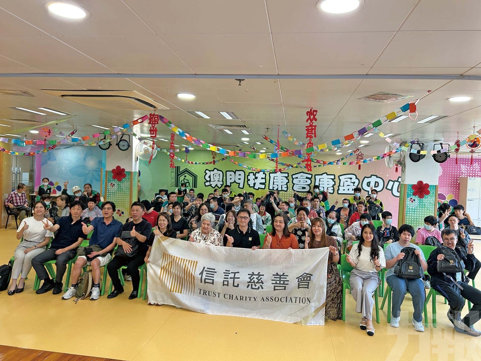 派近百福袋傳遞節日關懷