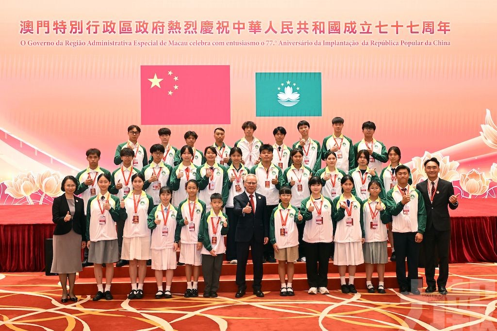 岑浩輝與「向國旗敬禮」青少年互動交流