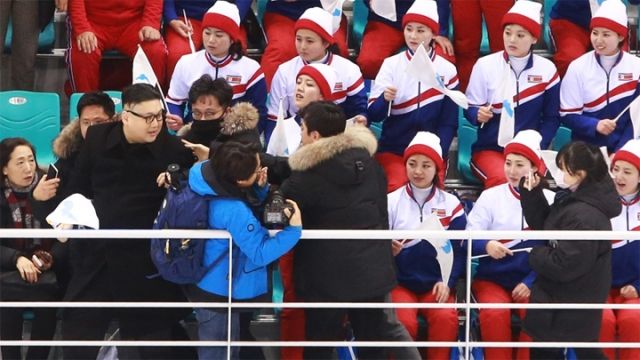 「檢閱」朝鮮啦啦隊遭押走