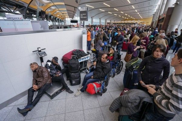 1,150航班取消 數萬乘客滯留