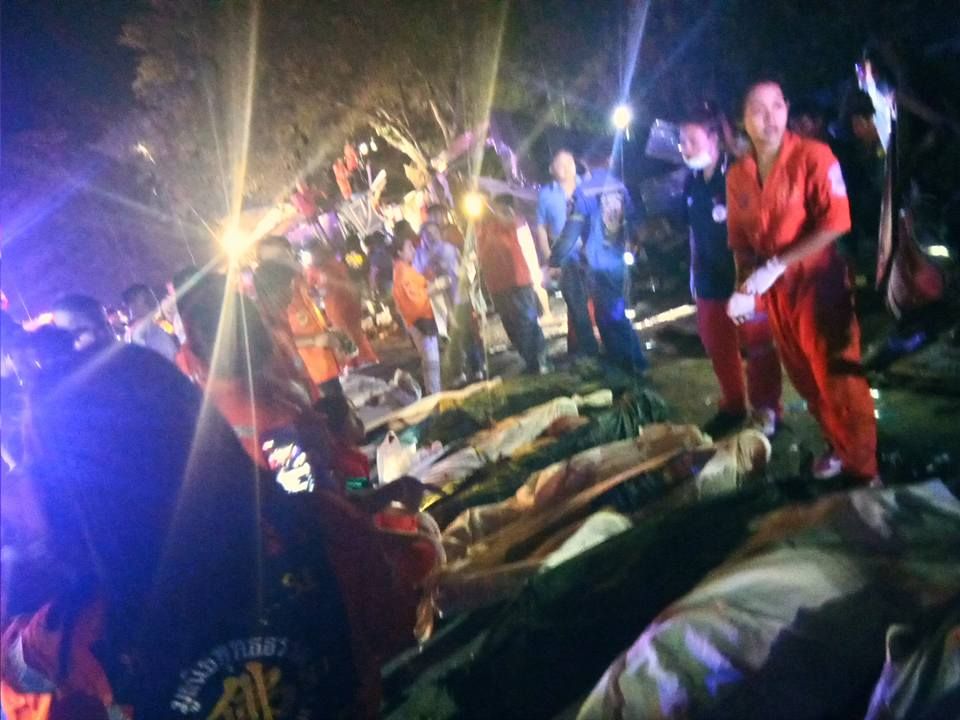 泰雙層旅遊巴與拖車相撞16死35傷