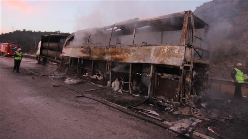 土耳其巴士撞貨車後起火逾33死傷