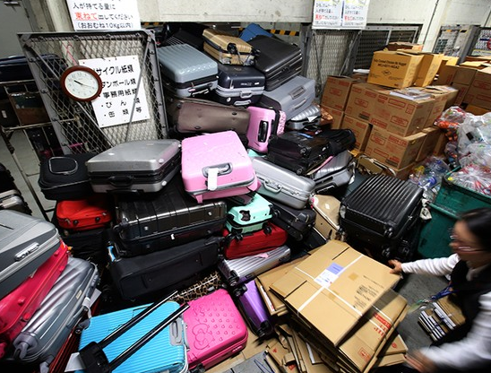 日機場半個月收50個棄置行李箱