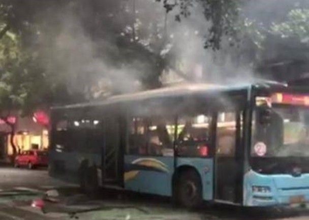 川巴士行駛途中爆炸 車窗震碎15人傷