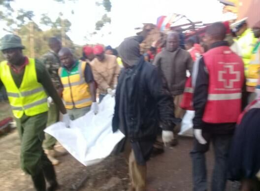 肯尼亞大巴撞上卡車30死16傷