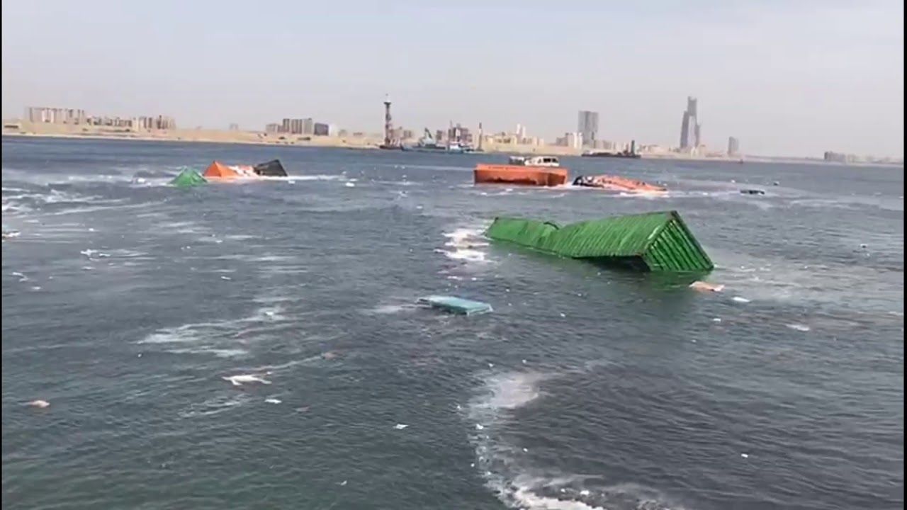 21個大型貨櫃墜入海中