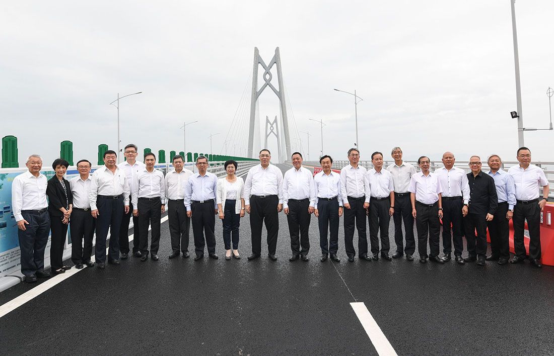 有片！行政長官率員視察港珠澳大橋