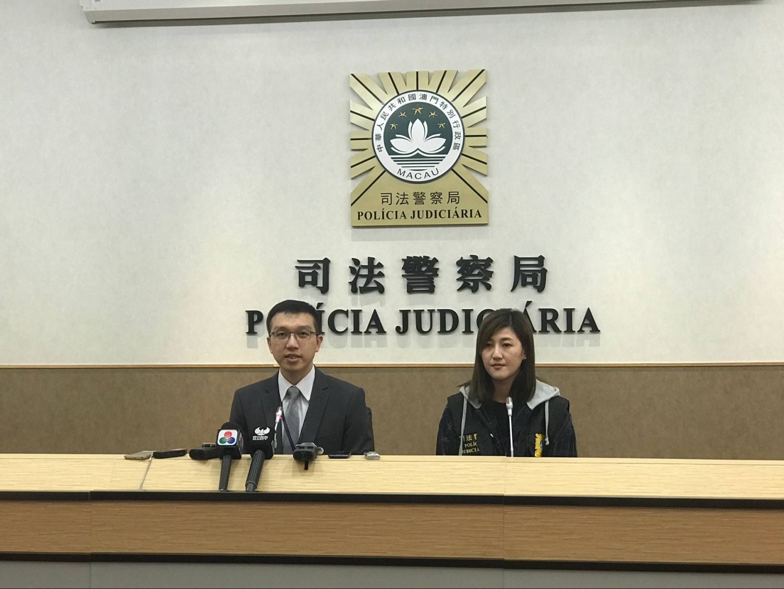 禁錮歌手女友祼照勒索被捕