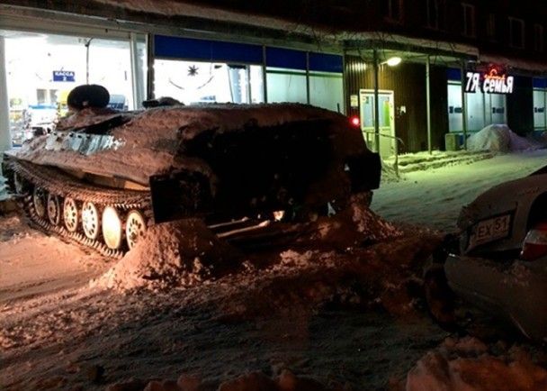 俄國男搶裝甲車撞店舖
