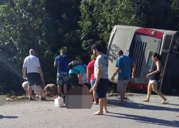 ​墨西哥接載郵輪遊客巴士失事12死