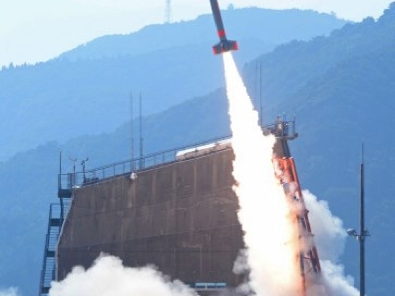日本成功發射微型運載火箭SS-520