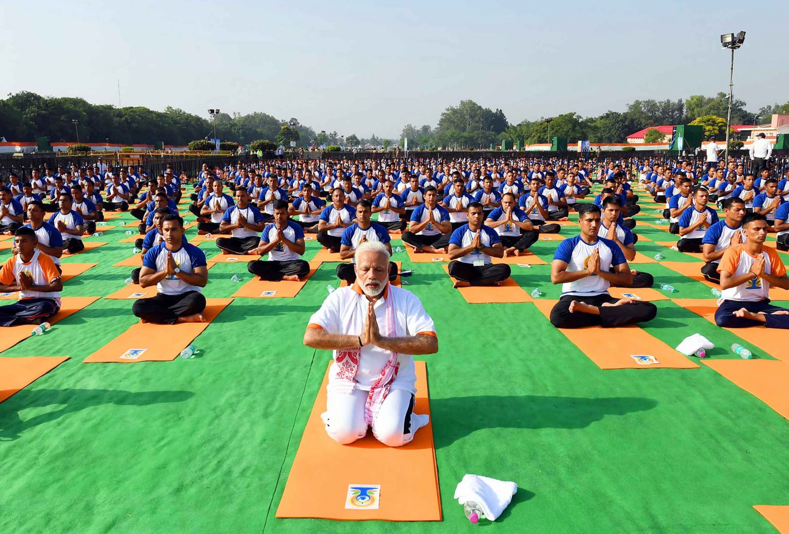 印度總理莫迪與萬人齊做瑜伽