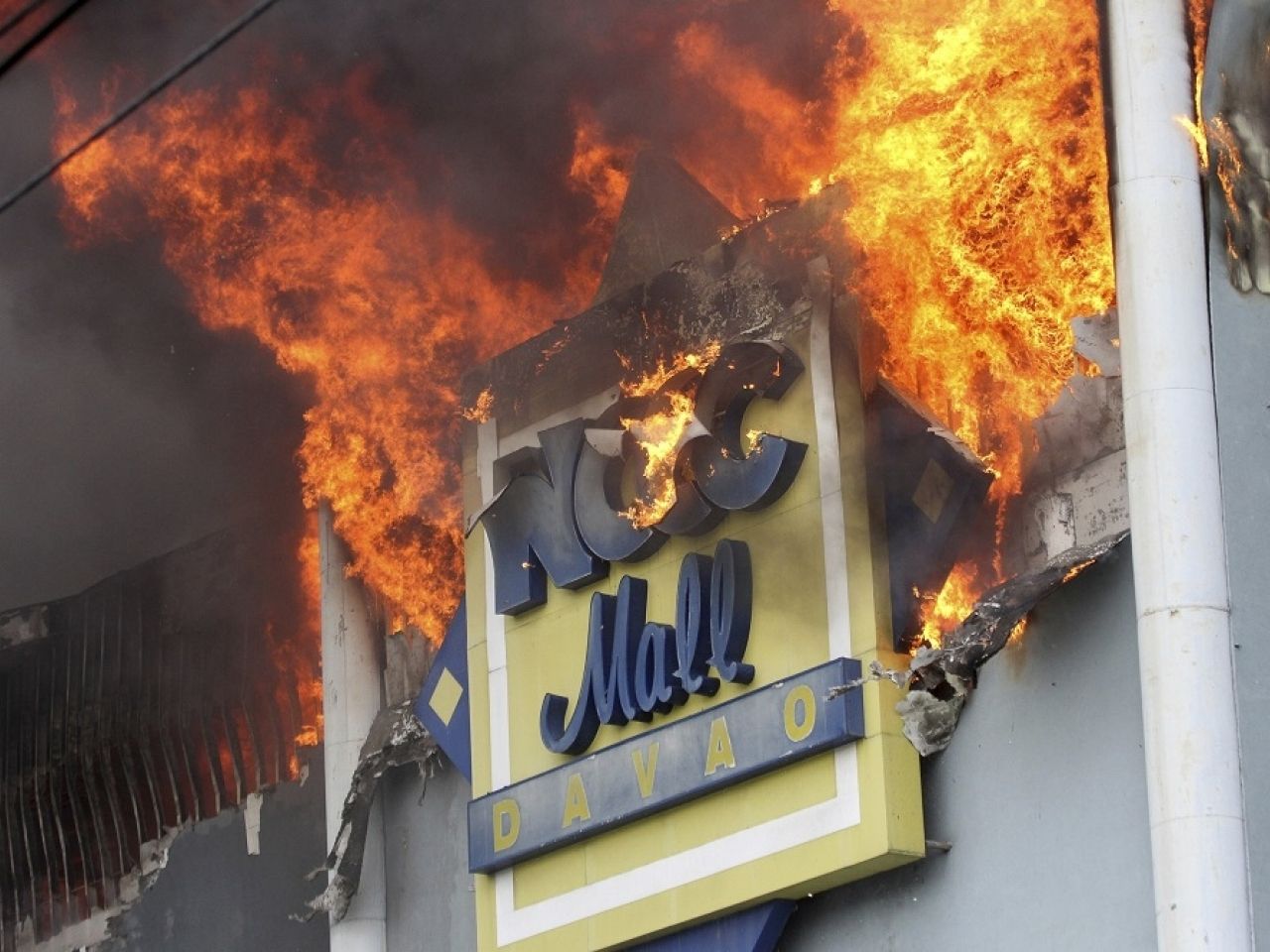 ​菲律賓商場大火 37人恐罹難