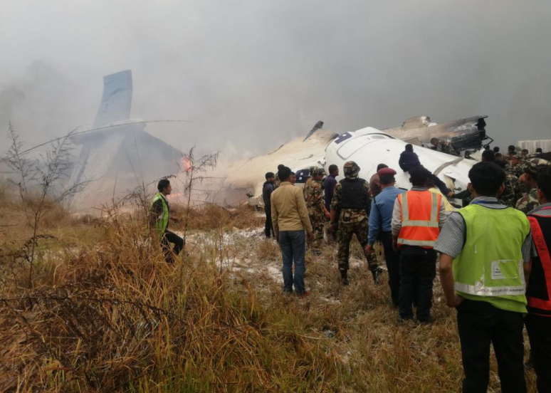 尼泊爾客機降落時墜毀 死傷未明
