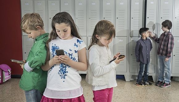 法明年9月起禁中小學校內用手機