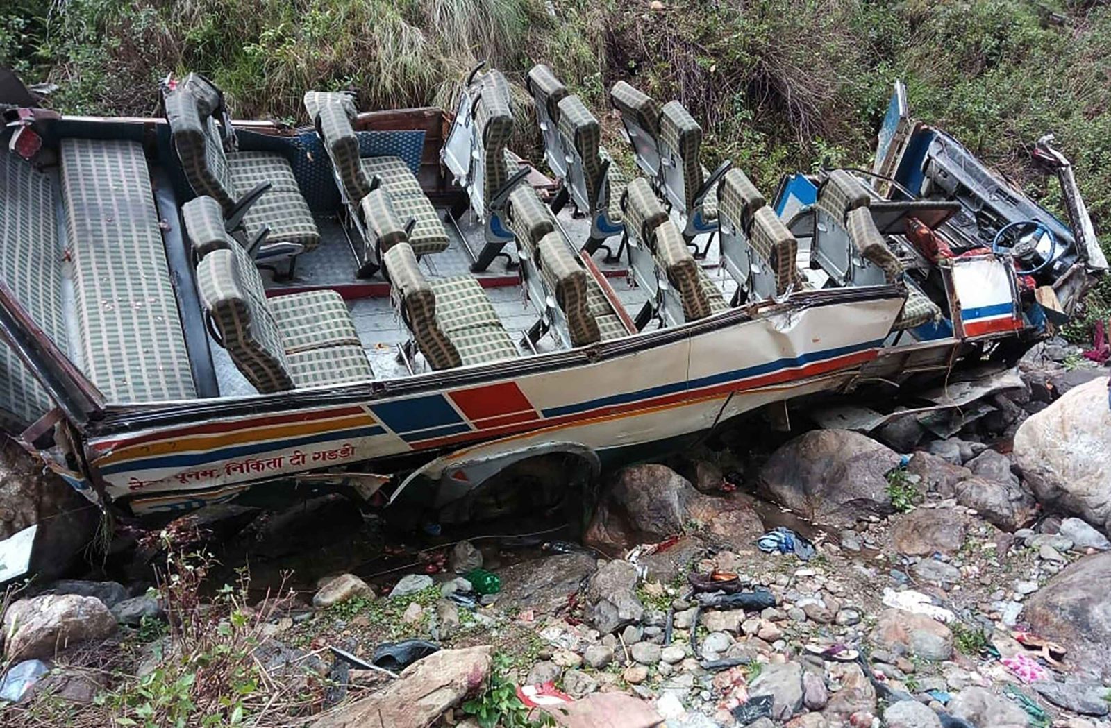 印度北部巴士墜峽谷44死三傷