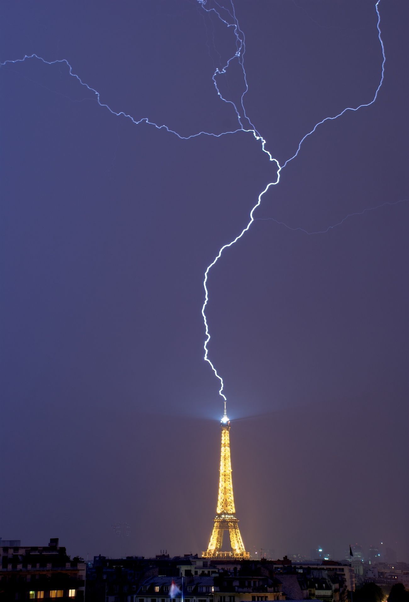 有片！暴風雨來襲巴黎鐵塔遭雷劈中- 澳門力報官網