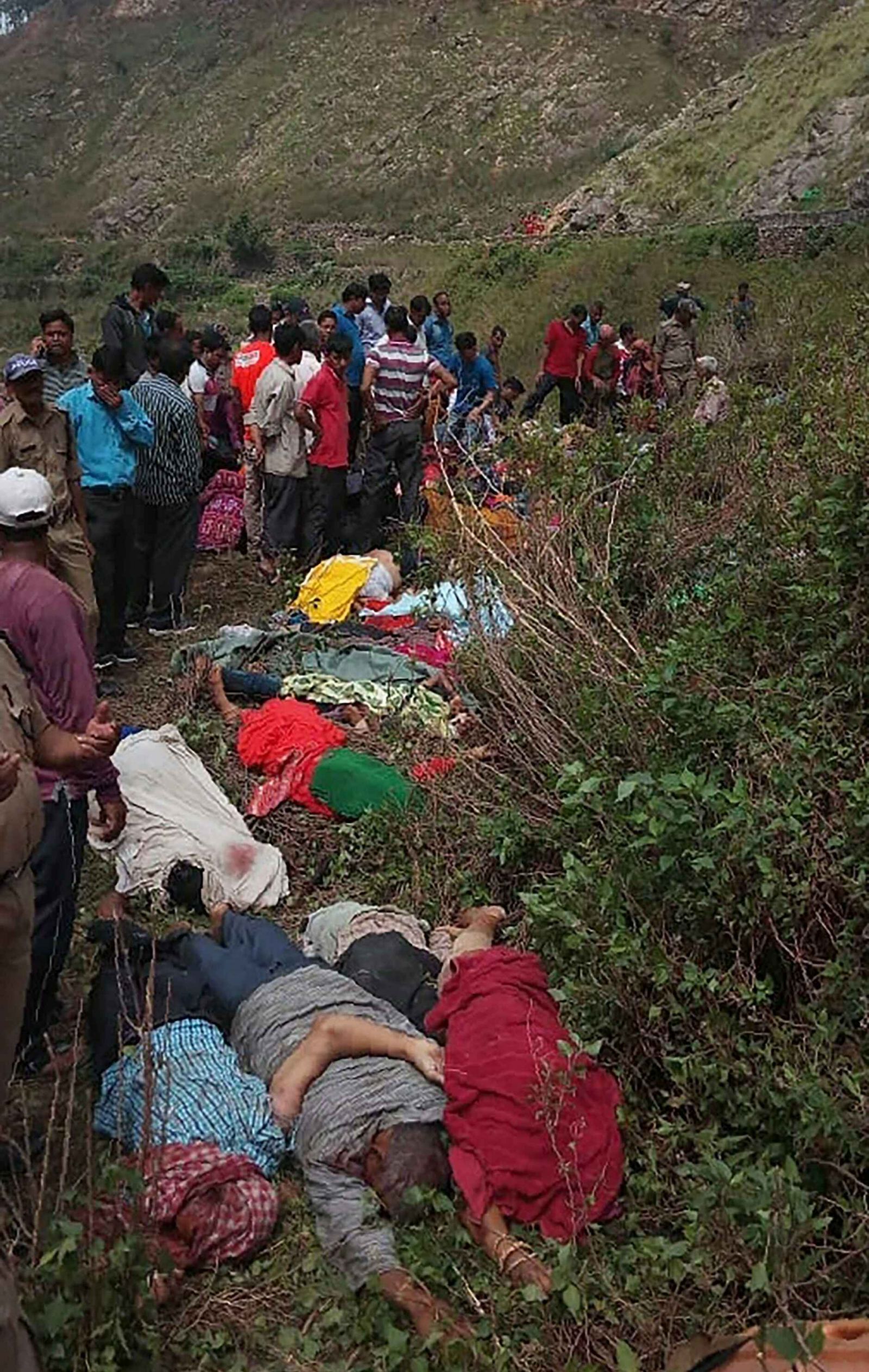 印度北部巴士墜峽谷44死三傷