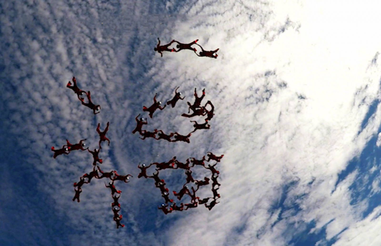 跳傘運動員5,500呎高空砌福字