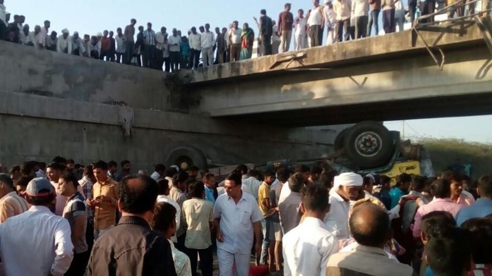 印大巴墜橋至少25人死亡