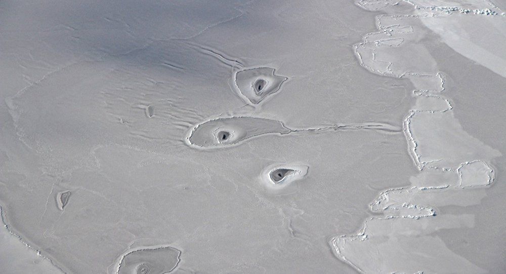 NASA攝北極冰層現怪異黑洞