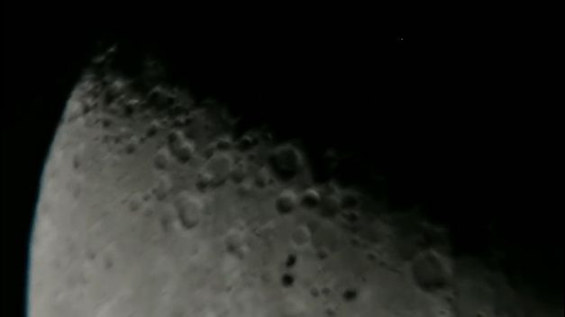 天文愛好者拍到不明飛行物掠過月球