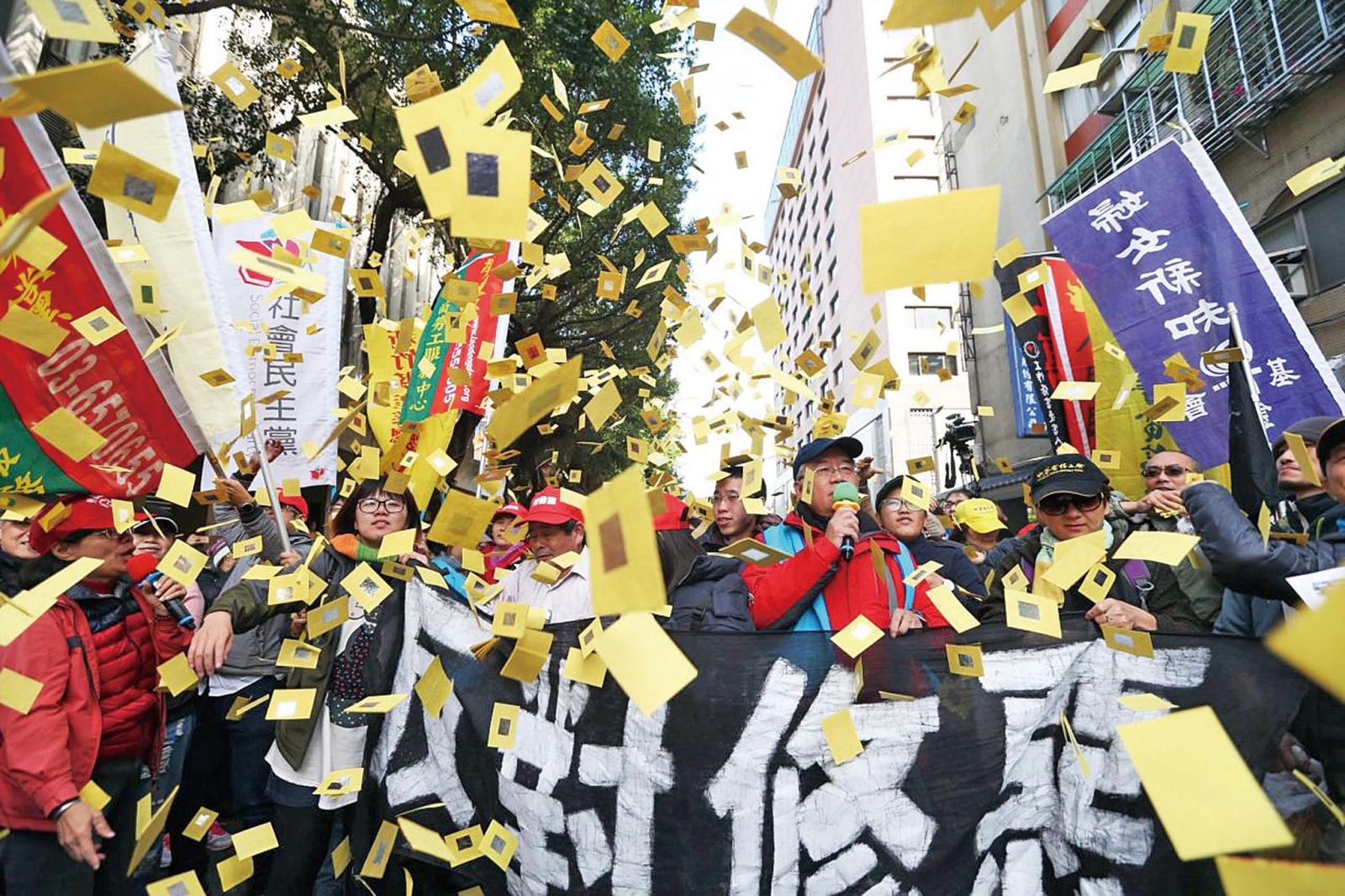 勞團怒撒冥紙抗議