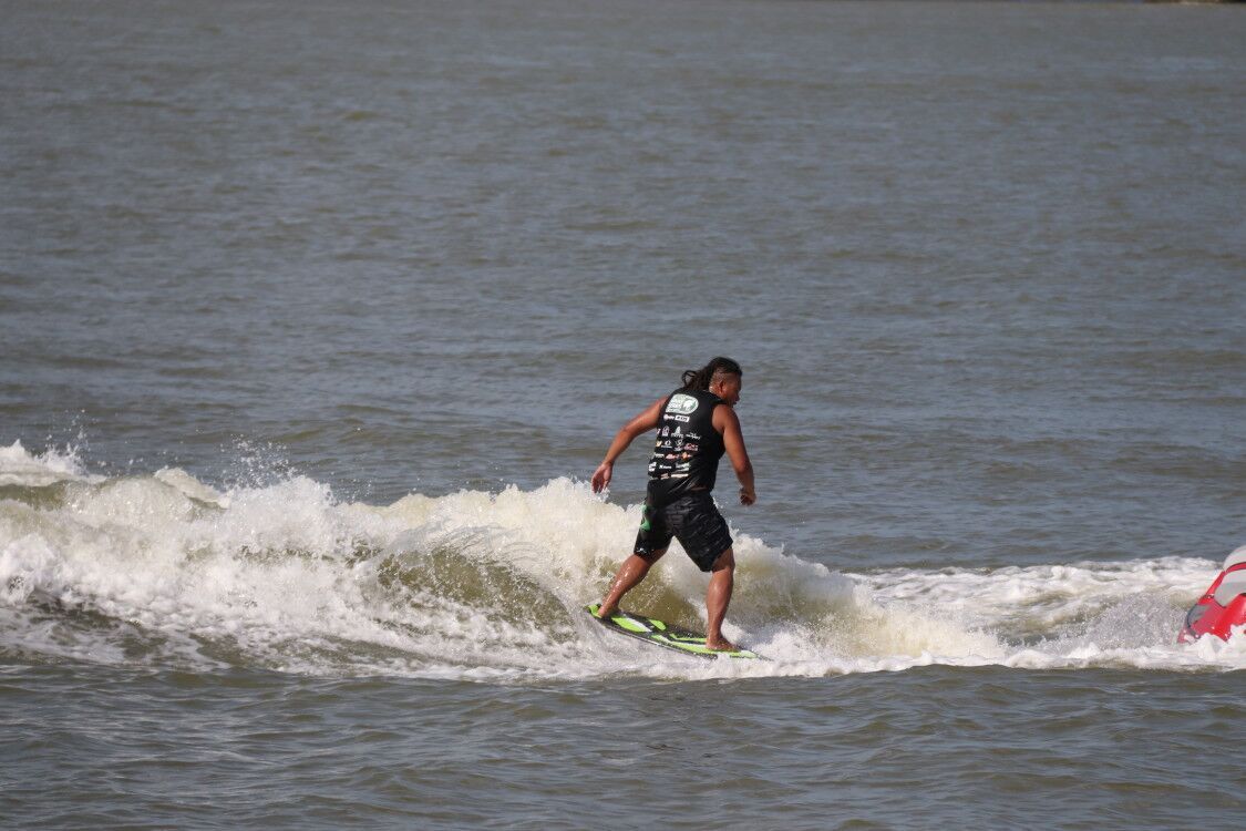 90多位衝浪好手熱浪下競逐殊榮