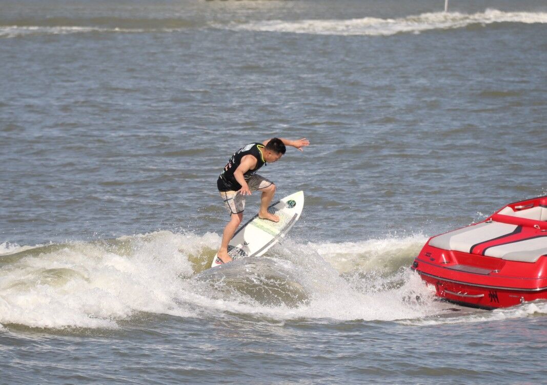 90多位衝浪好手熱浪下競逐殊榮