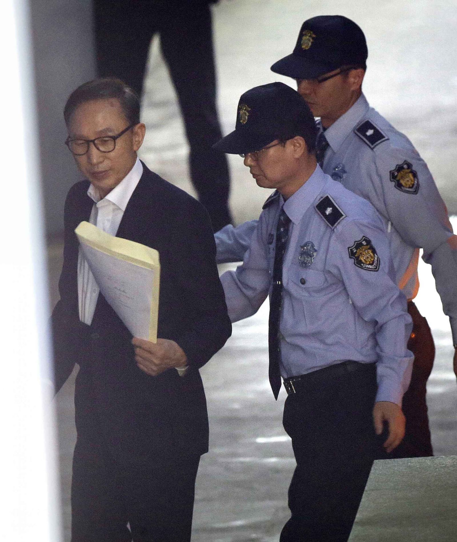 韓前總統李明博涉貪案首度開庭