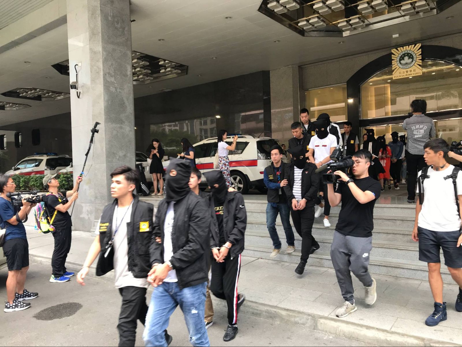 司警南京街拘13男女