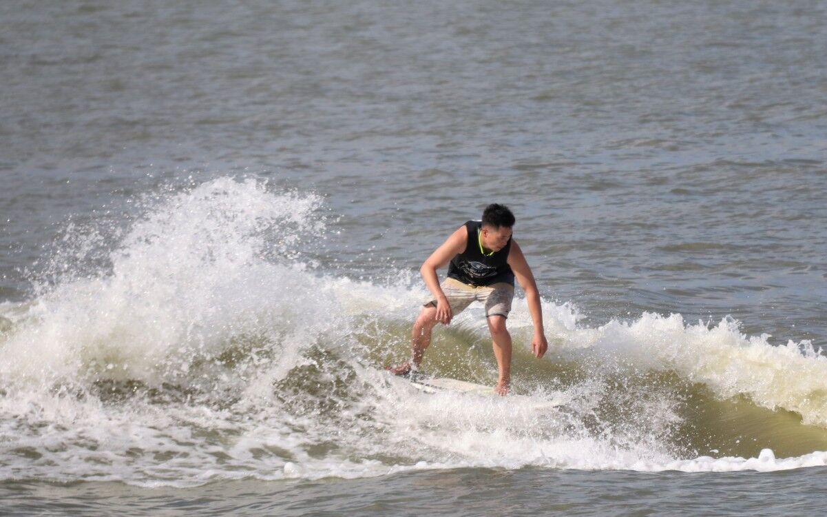 90多位衝浪好手熱浪下競逐殊榮