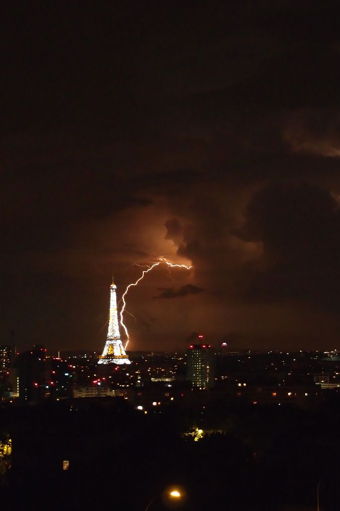 巴黎鐵塔遭雷劈中