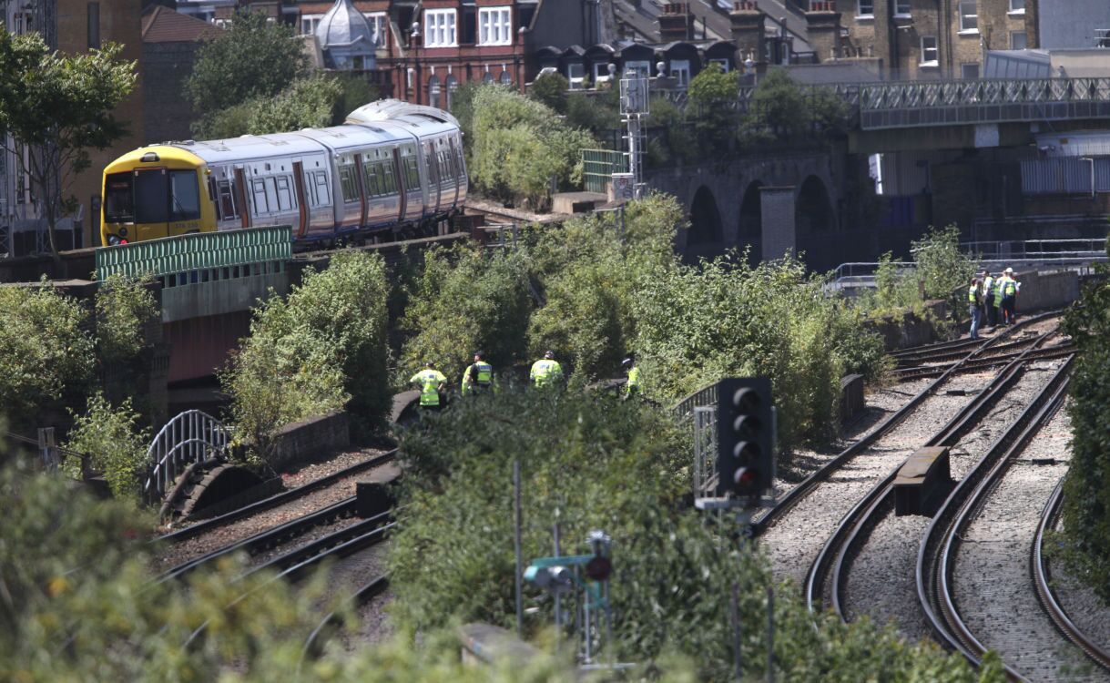 倫敦南部火車撞死三人