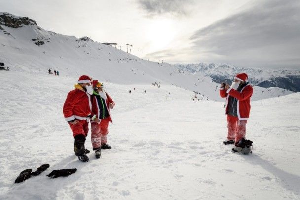 數千「聖誕老人」聚瑞士慶滑雪季