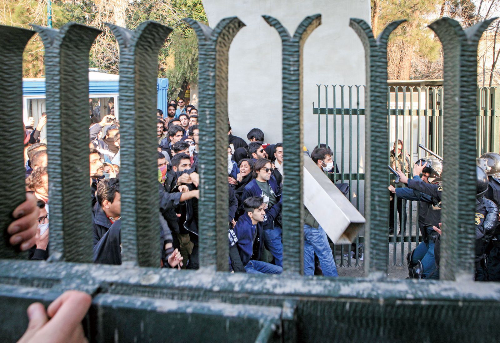 伊朗示威升至少21死